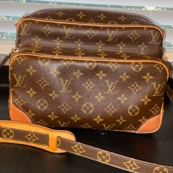 Louis Vuitton Handbags - Gorgeous LOUIS VUITTON NILE Messenger bag!